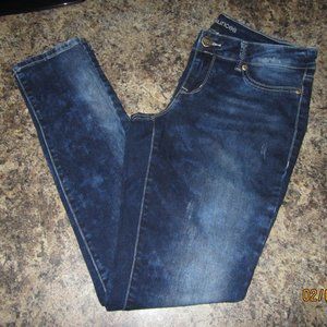 Women's Distressed Skinny Stretch Jeans from Maurices Size Medium EUC.